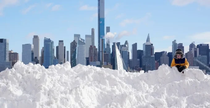 Brace for Impact: NYC’s Winter Wonderland or Warning? Navigating the 2024 Snowstorm.