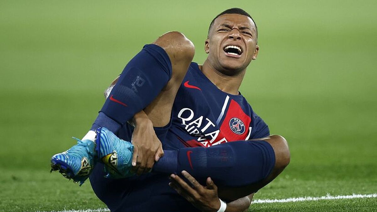 Kylan Mbappé, ikon Paris Saint-Germain, memperlihatkan kelincahan dan kecepatannya dalam sebuah gerakan yang mengagumkan di lapangan