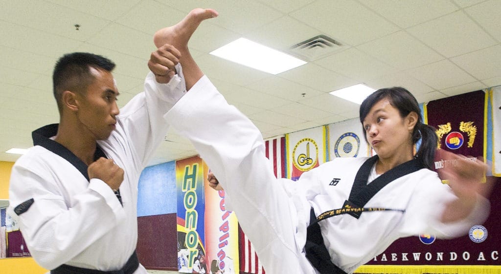 Pemandangan aksi Taekwondo yang memukau, menunjukkan keindahan dan kekuatan gerakan