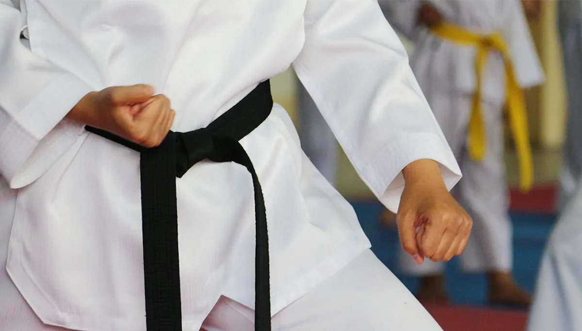  Taekwondo menampilkan tendangan tinggi yang kuat dalam latihan