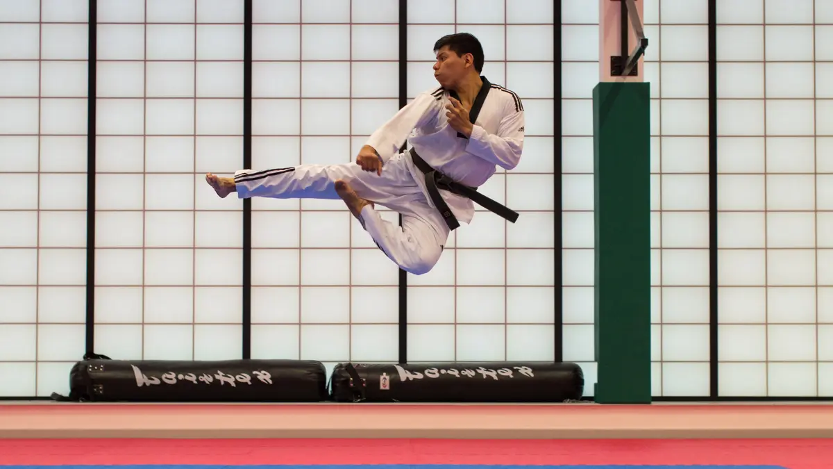 aekwondo yang fokus dan berkonsentrasi saat melatih teknik-teknik bela diri