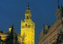 Menara Giralda: Icon Sejarah dalam Arsitektur dan Budaya Sevilla