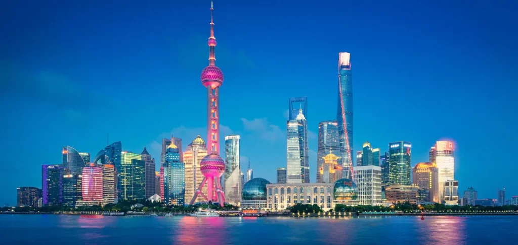 Unique attractions and facilities within the Shanghai Tower