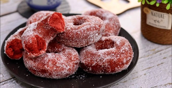 Donat Red Velvet dengan cream cheese frosting, manis dan lembut di setiap gigitan