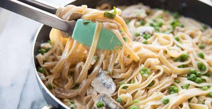 Semangkuk spaghetti Alfredo creamy dengan saus krim lembut dan taburan keju parmesan, siap menggugah selera Anda