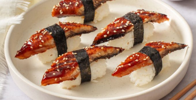 Sushi Unagi dengan unagi panggang yang lezat, dilapisi saus manis gurih di atas nasi sushi lembut