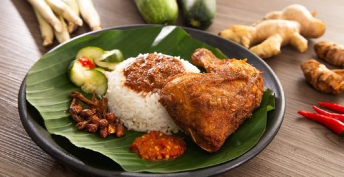 Sego Sambel Maknyus khas Surabaya, menampilkan nasi putih hangat dengan lauk ayam goreng dan sambal pedas menggugah selera