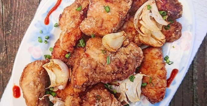 Ayam Bawang Putih yang menggugah selera, menampilkan potongan ayam yang lembut dengan taburan bawang putih goreng di atasnya