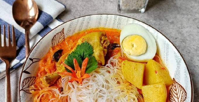 Bihun Kari Medan hangat, dengan kuah kari kental yang berempah dan bihun yang lembut, disajikan dengan taburan daun bawang segar