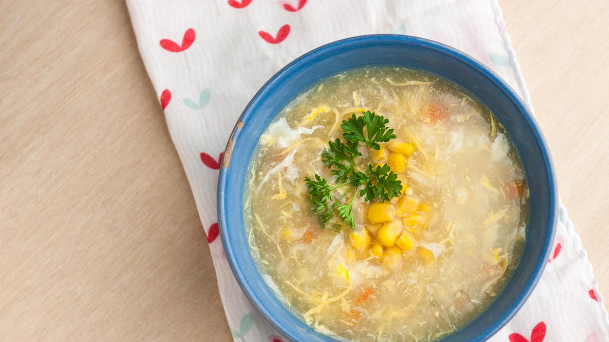 Semangkuk sup jagung manis hangat dengan jagung segar