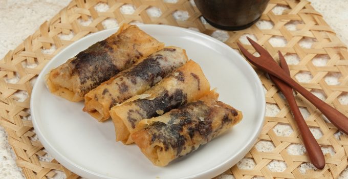 Pisang matang yang dilapisi Cokelat Pisang Lumer dengan taburan kacang cincang