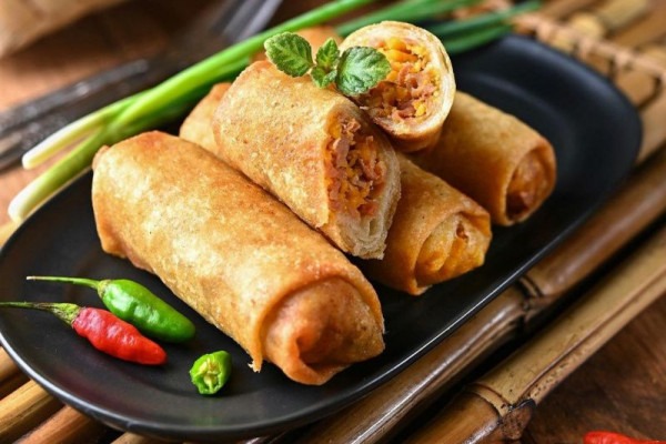 Lumpia Semarang dengan kulit renyah dan isian rebung, ayam, serta udang