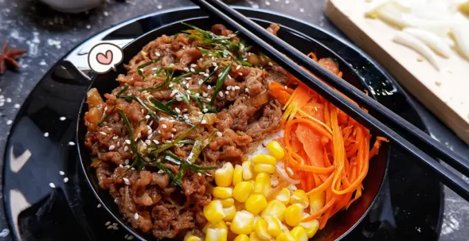 Bulgogi daging manis khas Korea dengan potongan daging lembut, disajikan hangat dengan taburan wijen