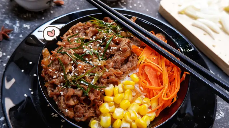 Bulgogi daging manis khas Korea dengan potongan daging lembut, disajikan hangat dengan taburan wijen