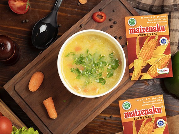 Sup Jagung Hangat dengan Ayam Suwir dan Taburan Daun Bawang yang Menggugah Selera