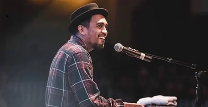 Potret Glenn Fredly sedang menyanyikan lagu dengan penuh emosi di atas panggung