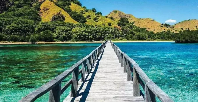 keindahan Pantai Manjarite