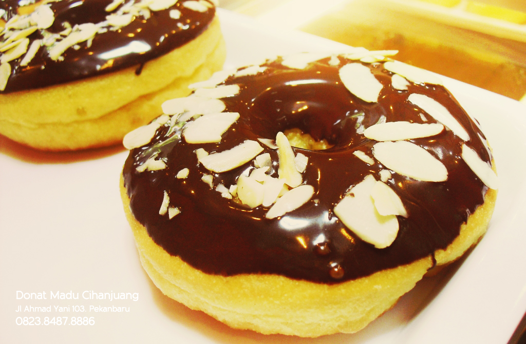 Donat Coklat Almond